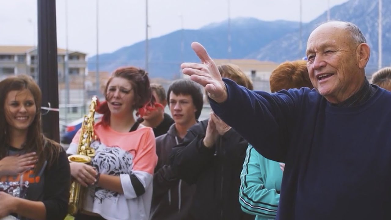 Substitute teacher had no idea how much students loved him - Video