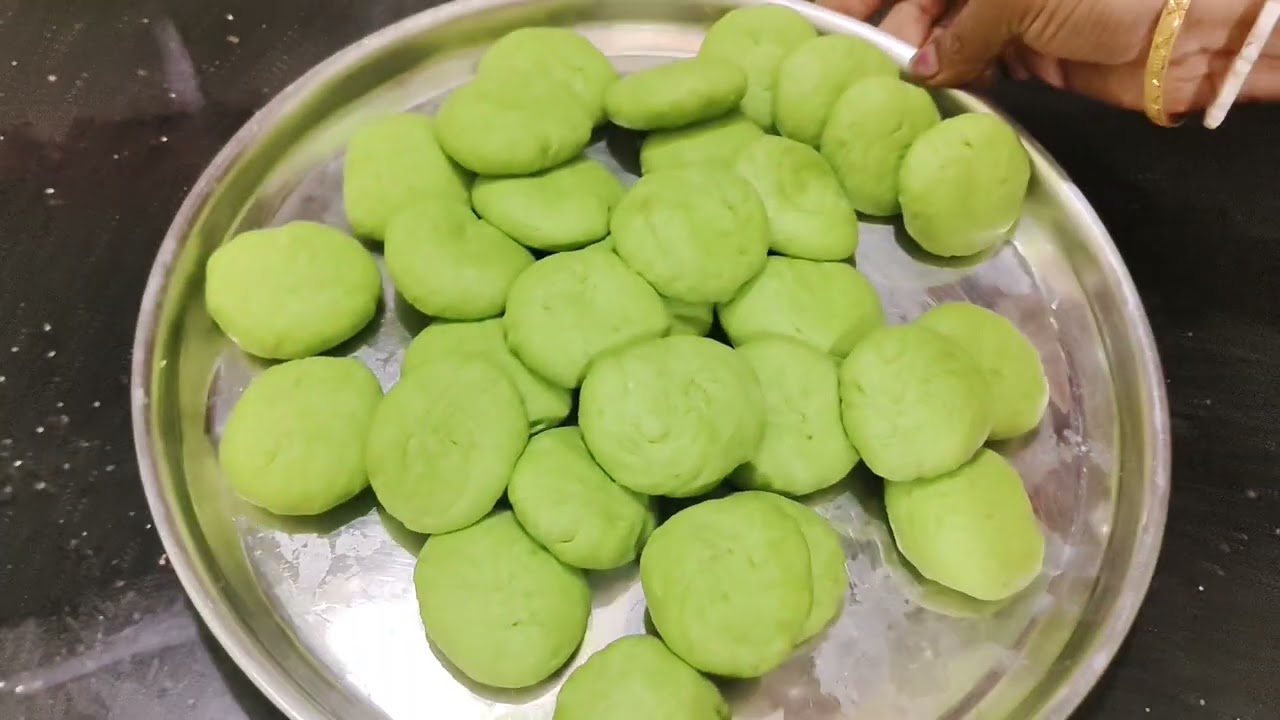 বানালাম ময়দা দিয়ে পালং শাকের লুচি