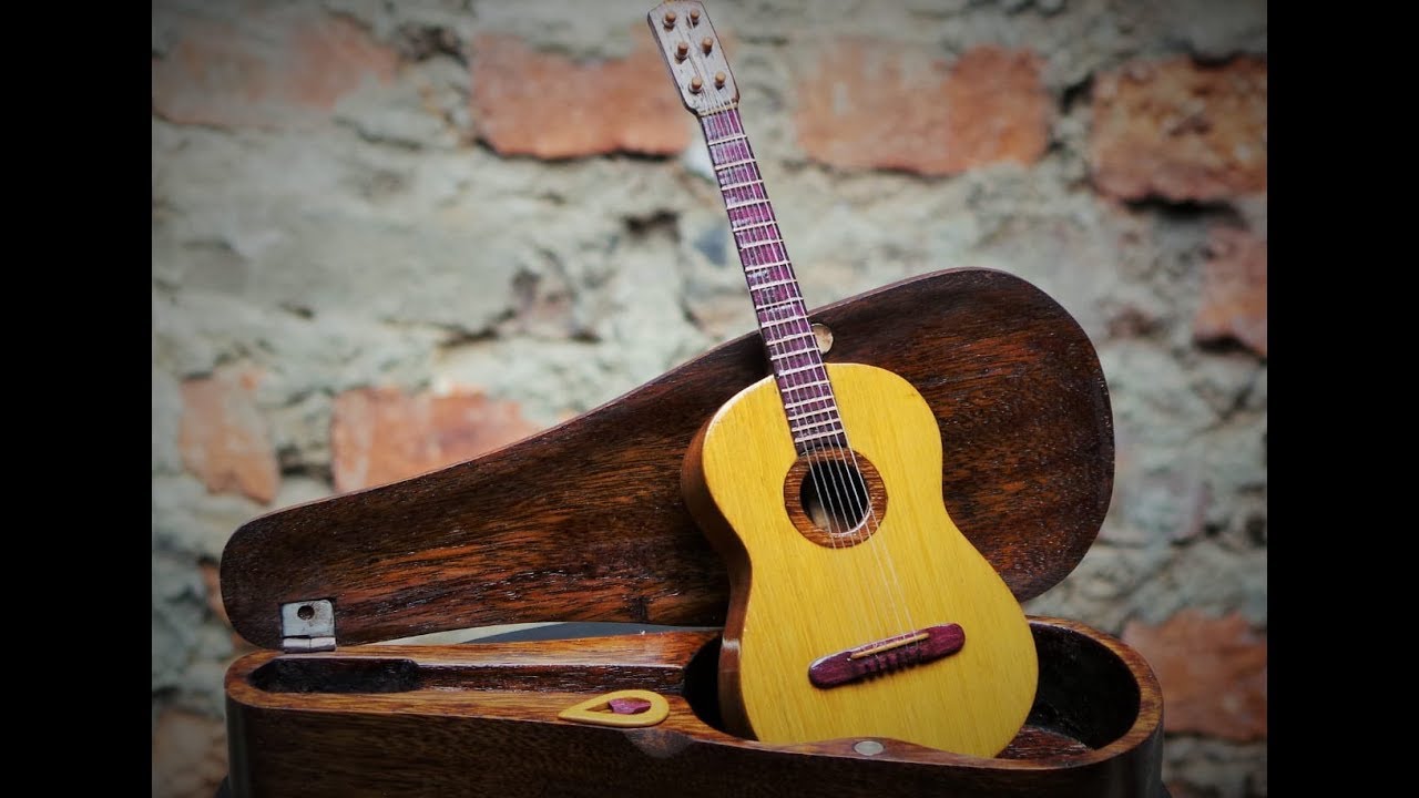 GUITARRA MINIATURA