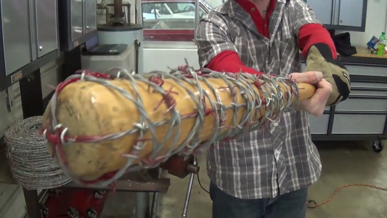 NEGAN'S LUCILLE - EASY BARBED WIRE BAT AT HOME - WALKING DEAD BARBWIRE BAT HOMEMADE