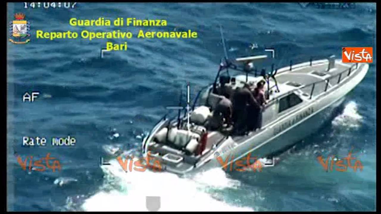 Lo spettacolare inseguimento in mare tra la Guardia di Finanza e due scafisti albanesi