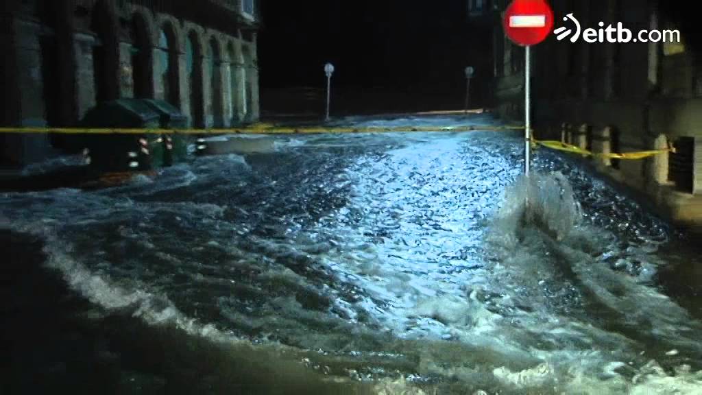 La mar entra en las calles de Donostia