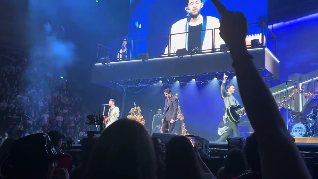 Backwards-Jonas Brothers Greetings at your hometown tour, Montreal December 17, 2025 
