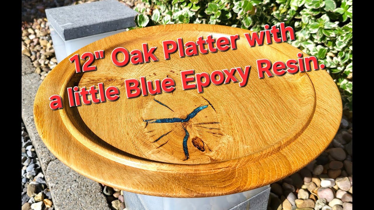 Блюдо из расколотого дуба, украшенное небольшим количеством синей эпоксидной смолы. #токарноедело...