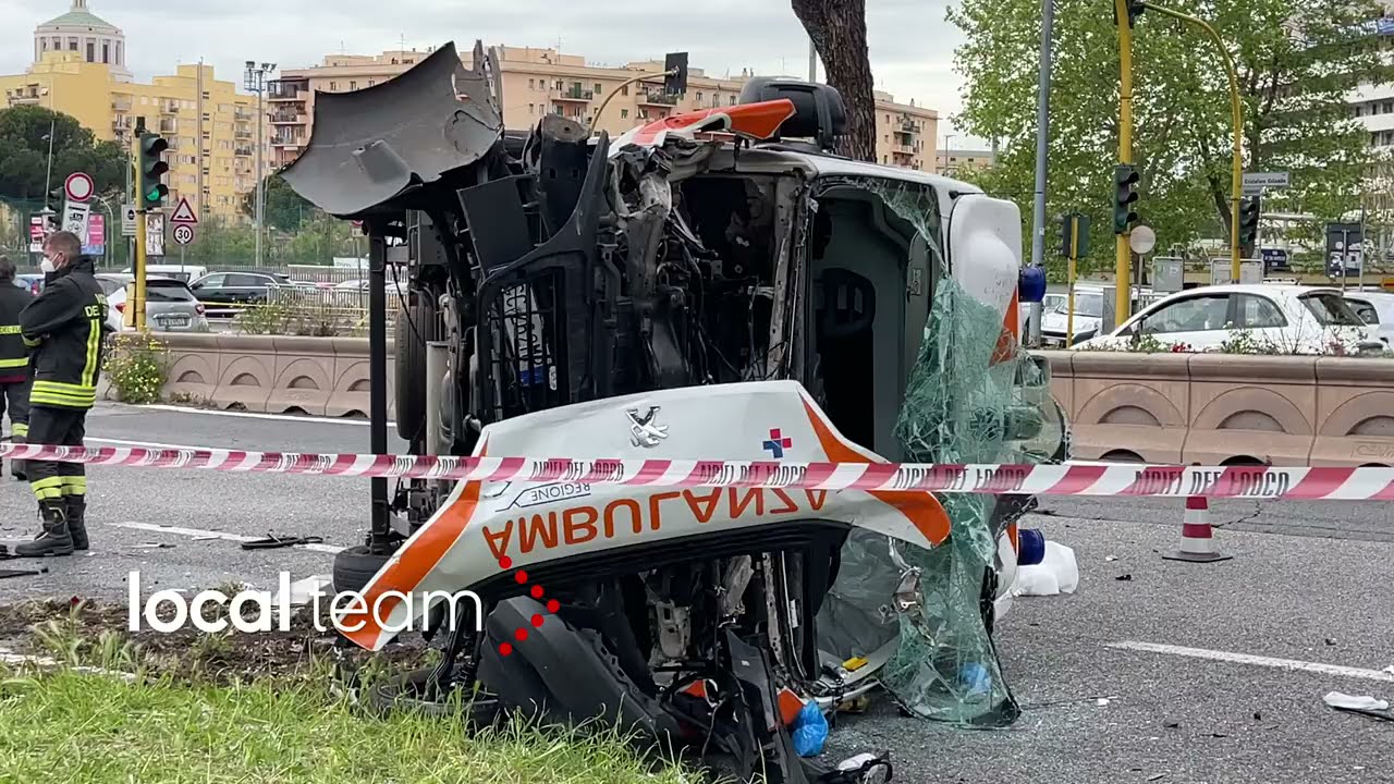 Roma, ambulanza si ribalta in scontro con auto: l'incidente in via Cristoforo Colombo