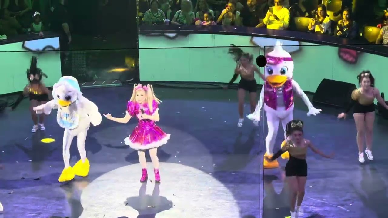 PATO PATITO - POR SIEMPRE: muñequita Elizabeth y princesita Anacelia Domo Care 2025