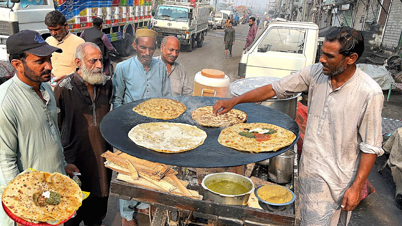 50/- Rs PUNJAB VILLAGE STYLE DESI NASHTA 😍 ROAD SIDE DUKH SUKH SAAG ALOO PARATHA -LAHORE STREET FOOD
