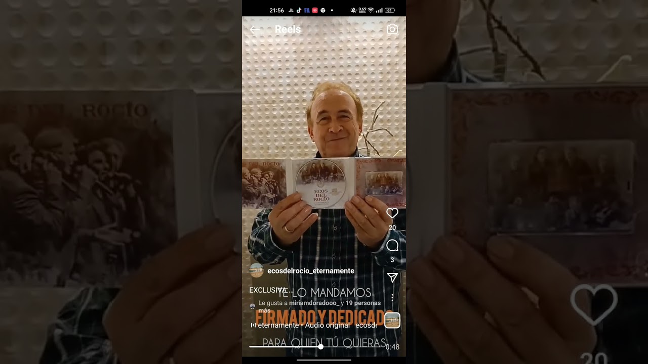Miguel Moyares enseñando el último disco se llama eternamente agradecidos de Ecos Del Rocío