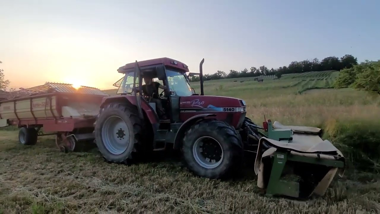 IHC Case Maxxum 5140 mit Frontm&auml;hwerk und Krone Ladewagen beim Gr&uuml;nfutter holen