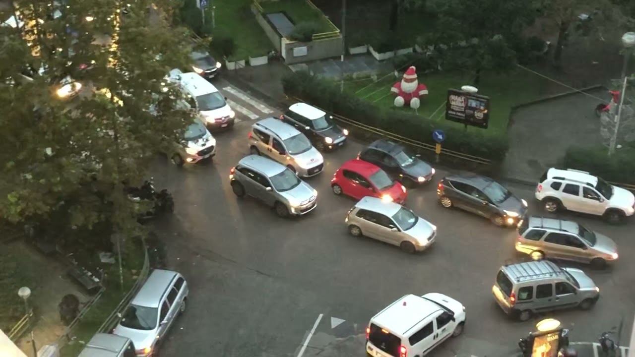 Napoli, piazza Medaglie d’oro: traffico impazzito