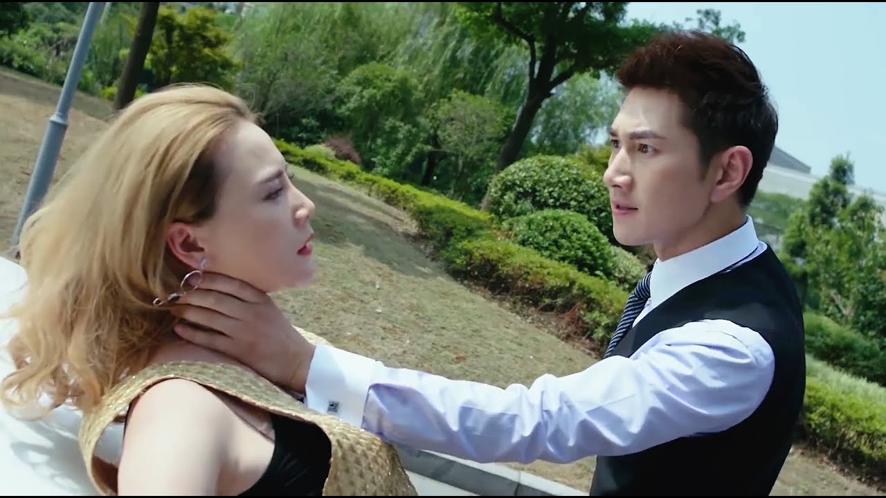 Коварная женщина оказала давление на президента, который столкнул ее в машине!