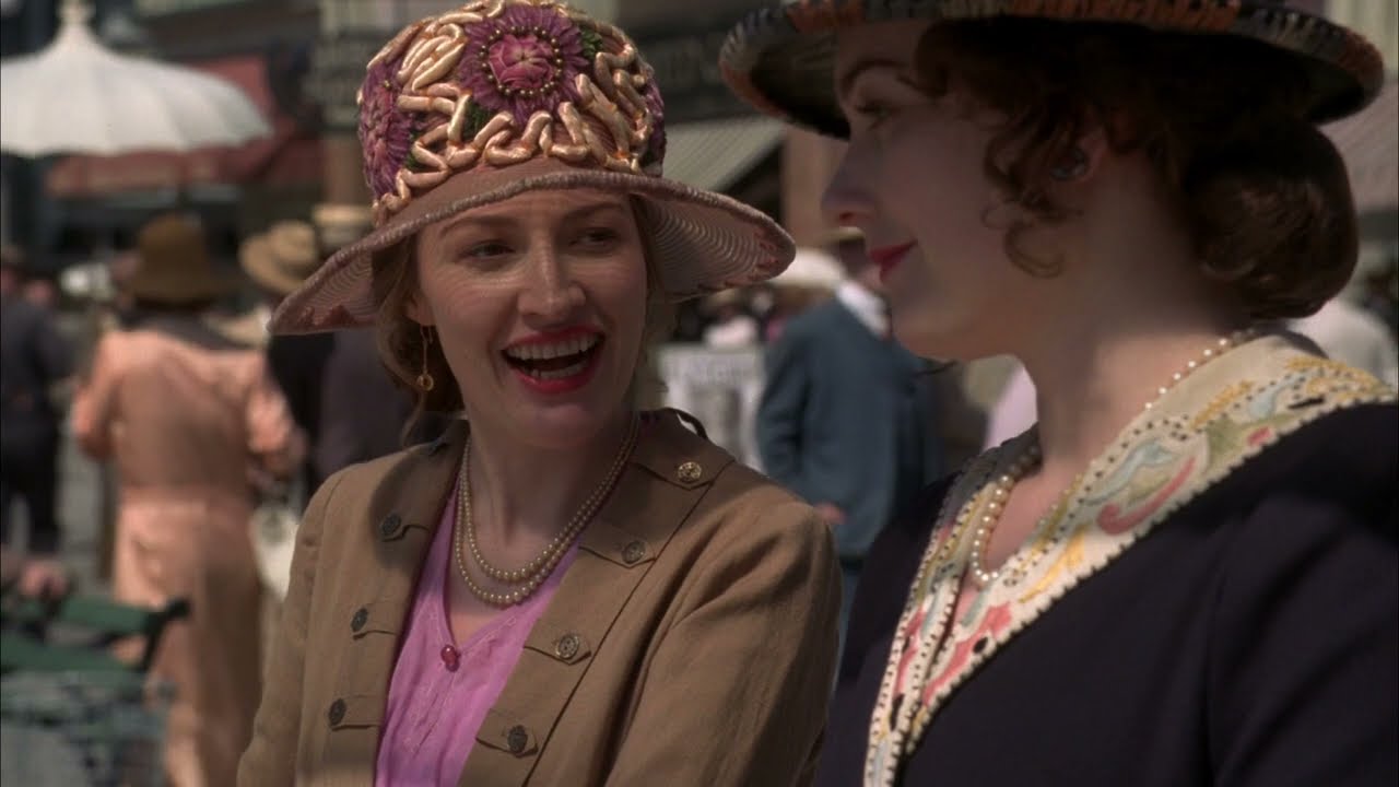 Boardwalk Empire (season 1): Margaret and Nan Britton go to Jeunet's shop to buy a dress