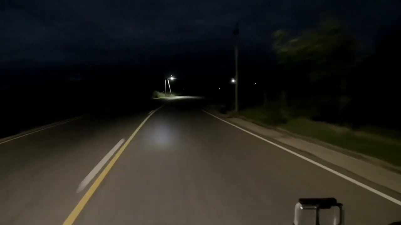 Huyendo bajo la llovizna en la noche , pronóstico de lluvia todo el dia en La Cumbre 🙃😅🤣😃