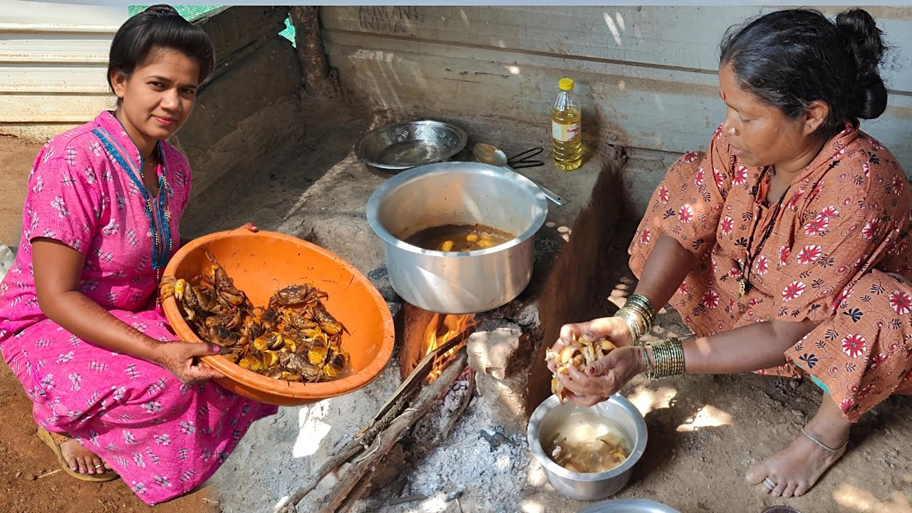 या वर्षाचे पहिल्या पावसातील किरवे(मुठे)🦀 आणि बहिणीच्या हातचे चुलीवरच कालवण 😋. Crabbing and cooking.