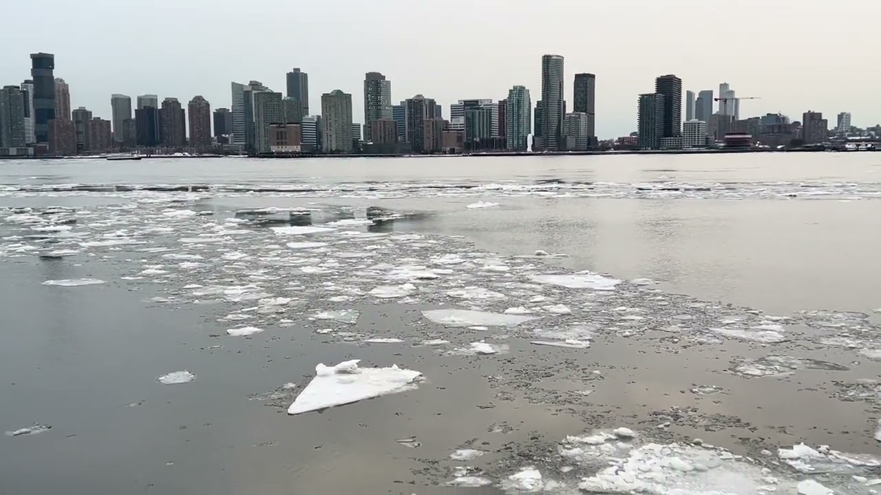 Hudson River Freezes Over - 凍れるハドソン川の地獄絵図