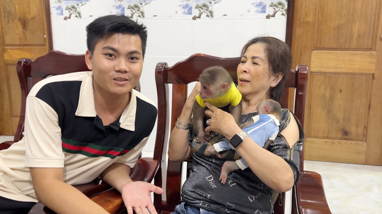 Monkey Sin Sin & ZiZi waited and burst into tears when welcoming fans from America
