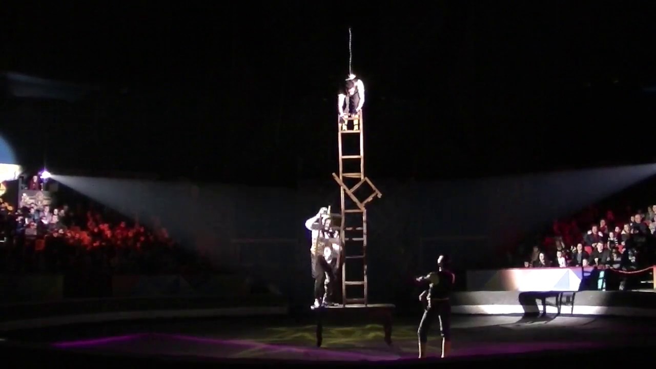 Chairs balancing. Эквилибр на стульях