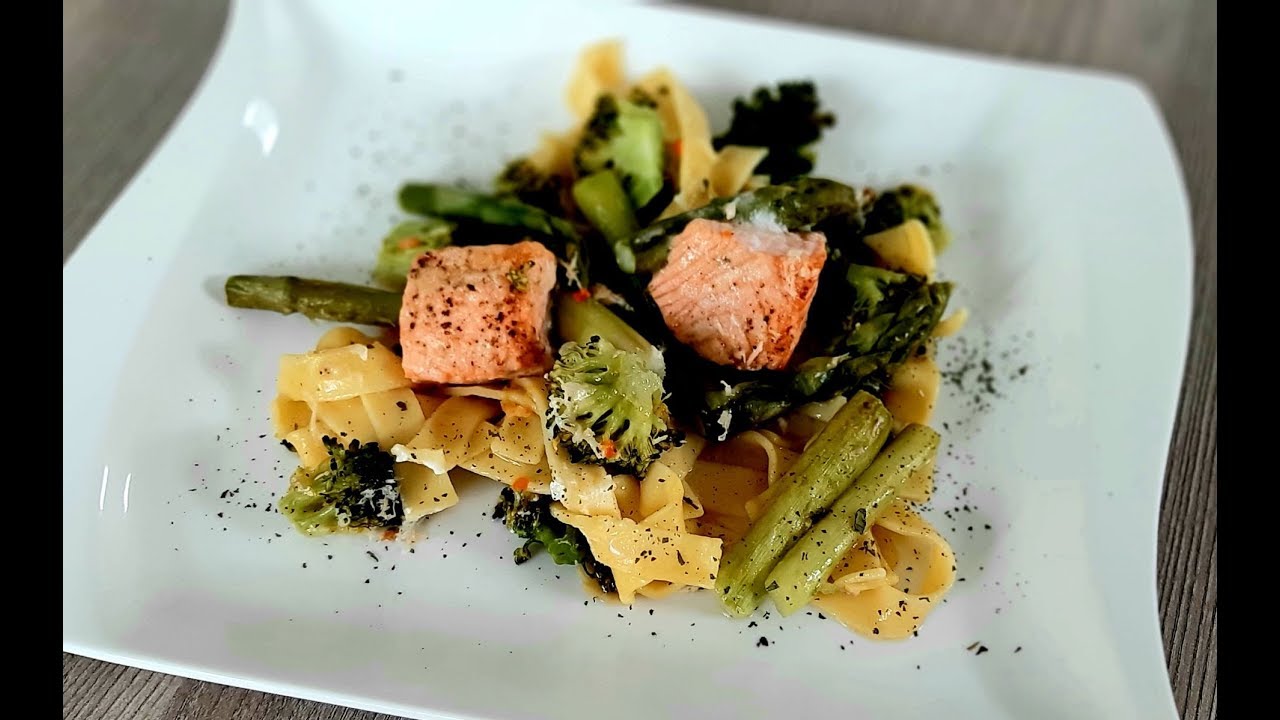 Grüner Spargelgratin mit Lachs und Brokkoli aus der großen Ofenhexe