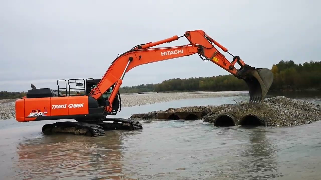 GRANDE ESCAVATORE HITACHI 350 ATTRAVERSA FIUME TAGLIAMENTO BIG HITACHI 350 EXCAVATOR CROSSES RIVER