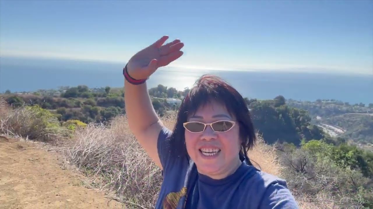 Hiking in Los Angeles#hiking #mountains#pomsky#pomskydog #pomskylove #pomskylife #徙步#山顶#美景