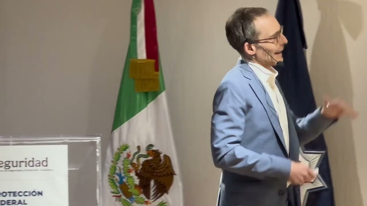 Conferencia “Rediseño de instituciones de seguridad pública y capacitación policial” por R. Canales.