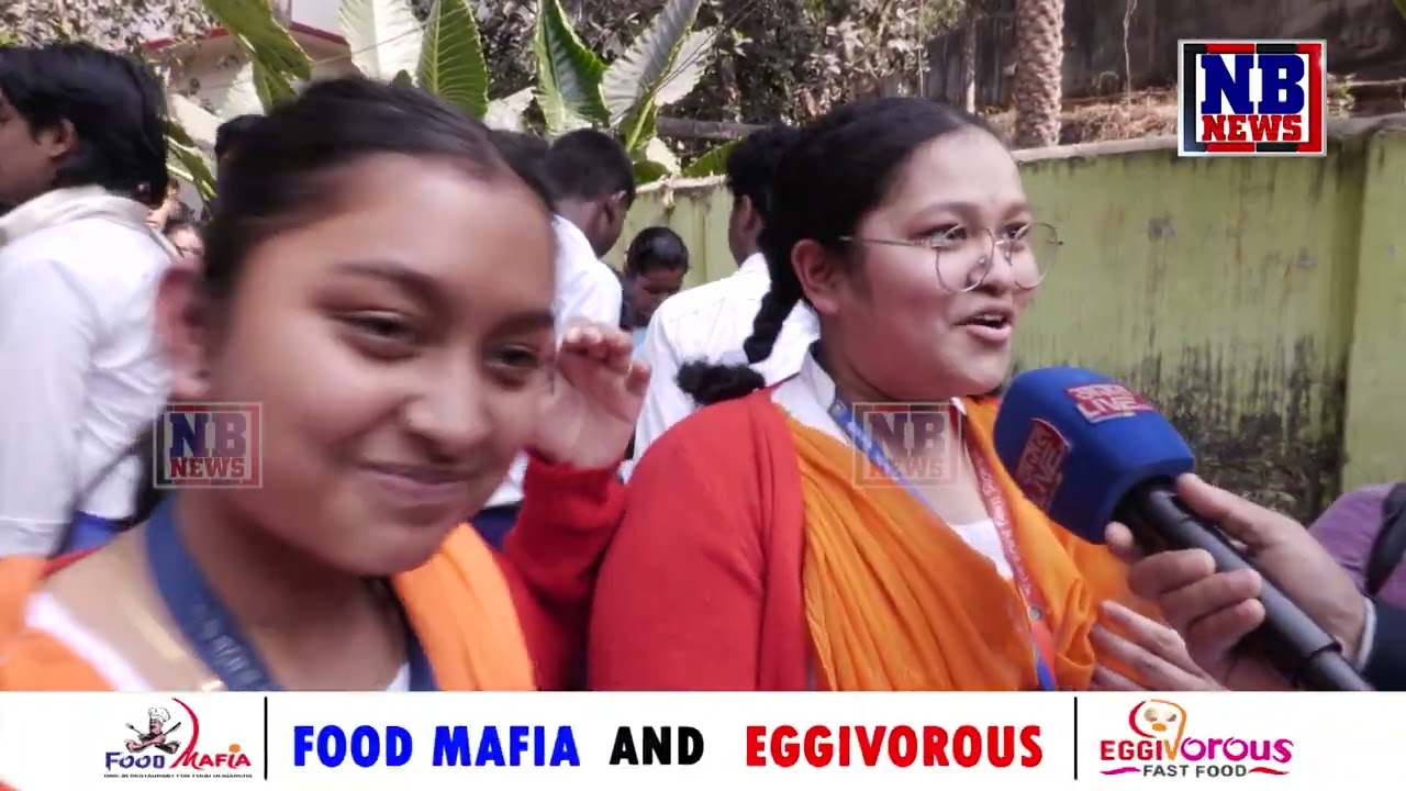 হাঁহি মুখে শ্ৰেণী কোঠাই পৰা ওলাই আহে ছাত্ৰ ছাত্ৰীয়ে।
