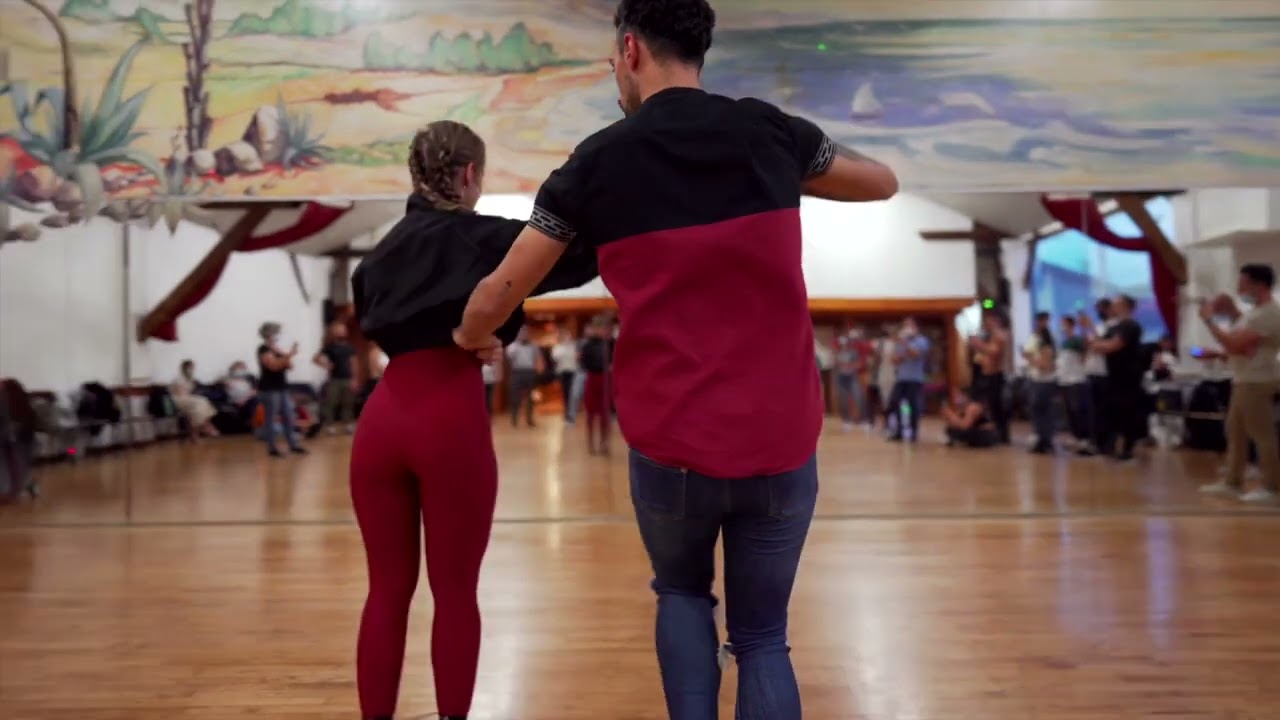Jhonny Evidence - Tu Manera - Adrian Ross & Noelia Otero (Dance)