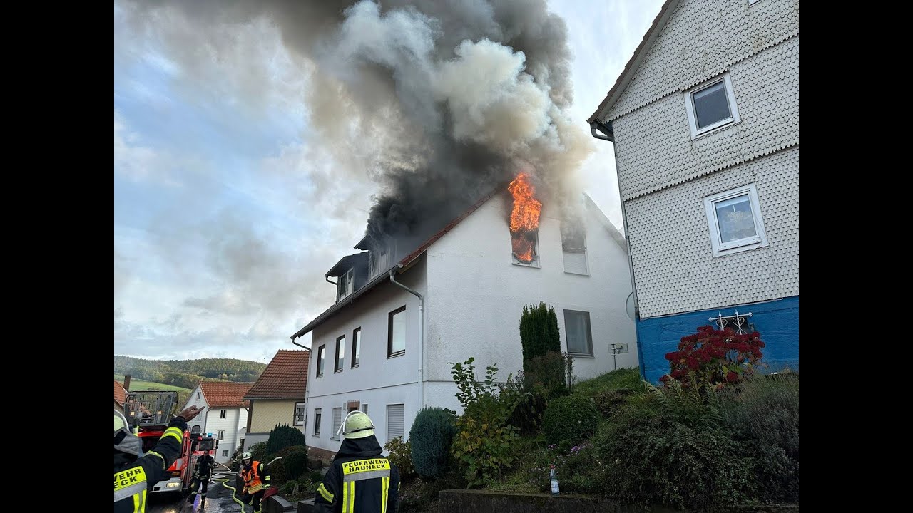 HAUNECK: L&ouml;scharbeiten dauern an: Flammen schlagen aus Wohnhaus empor