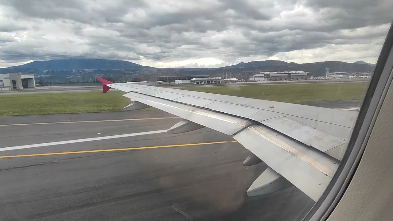DESPEGUE DE UN A-319 DE LATAM EN EL AEROPUERTO INTERNACIONAL MARISCAL SUCRE DE QUITO