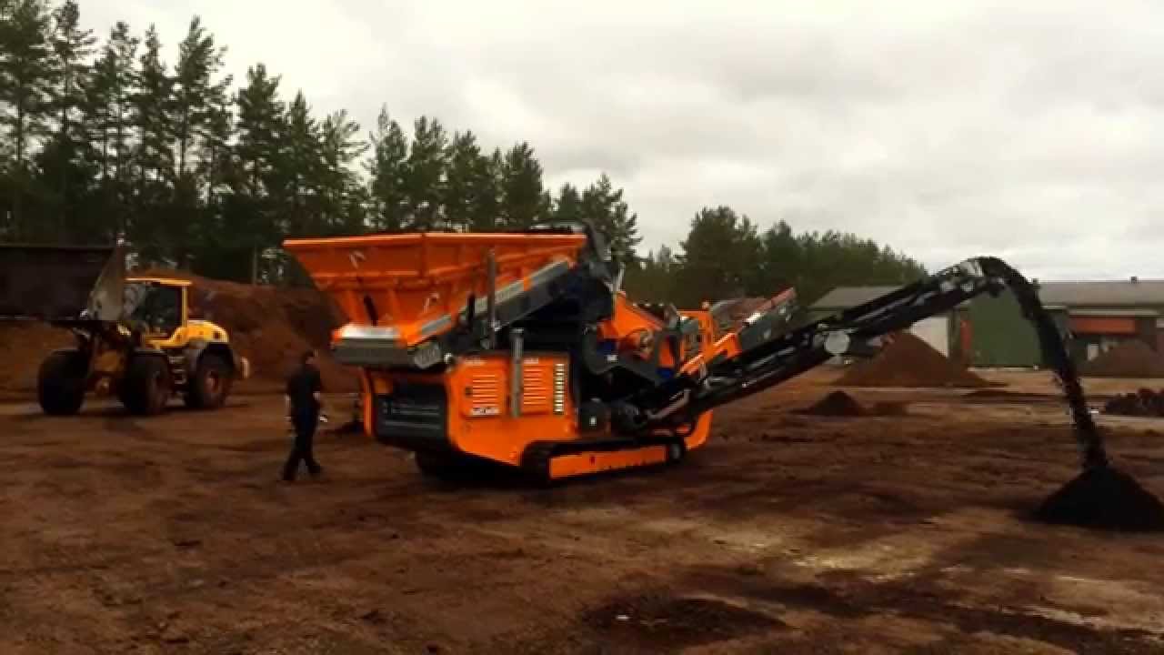 Portafill 5000CT with Shredder screening topsoil