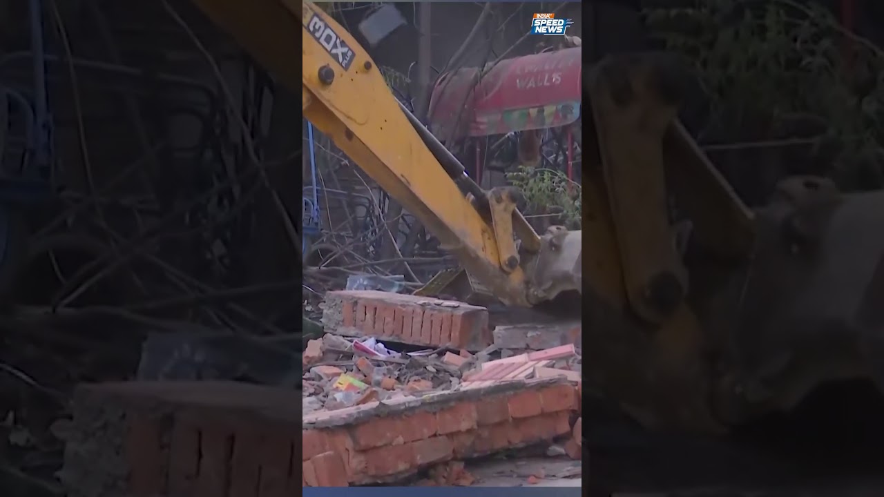 Delhi NDMC Godown Fire: सफदरजंग में NDMC गोदाम में लगी आग, बचाव कार्य जारी | India TV | Seed News