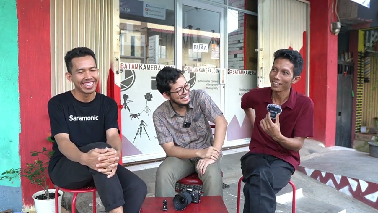 AAM podcast di depan toko Batamkamera.com