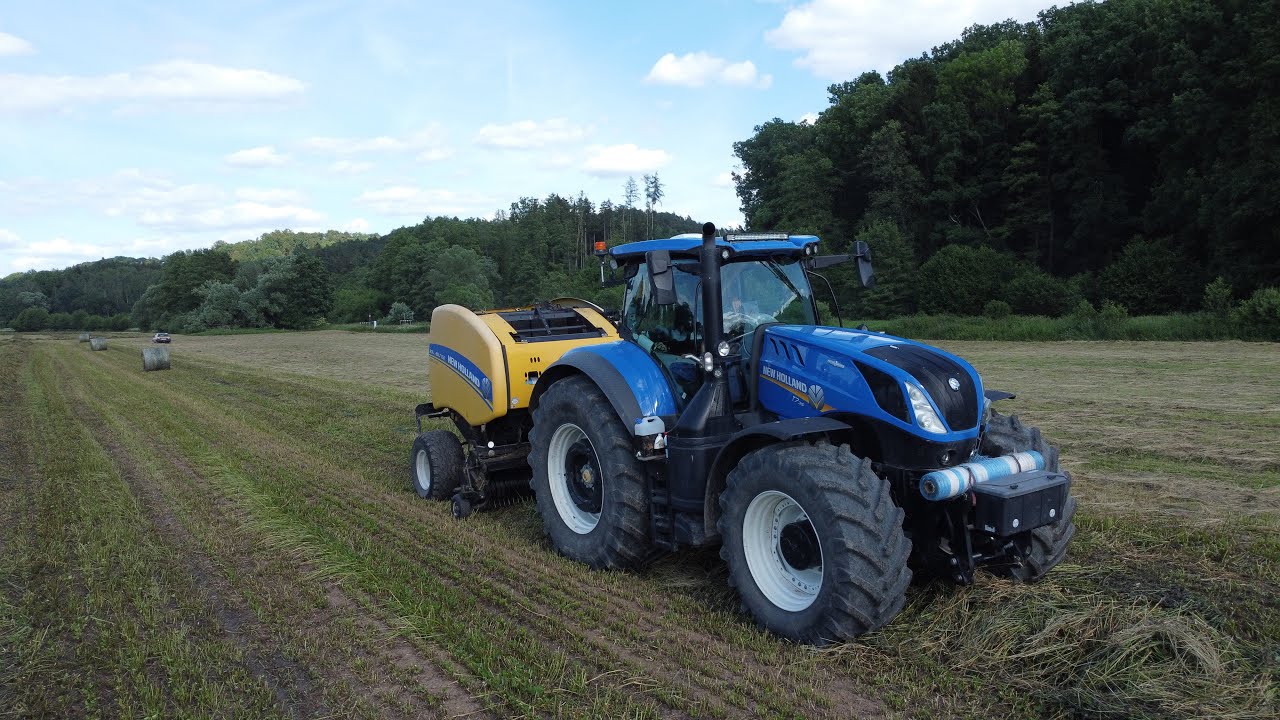 Lisování kulatých balíku senáže  New Holland T7.315AC  New Holland Roll-belt 150