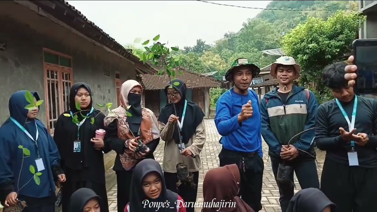 Hijaukan Gunung Berojo: Kolaborasi Santri Darul Muhajirin & KKN IAIRM Ngabar