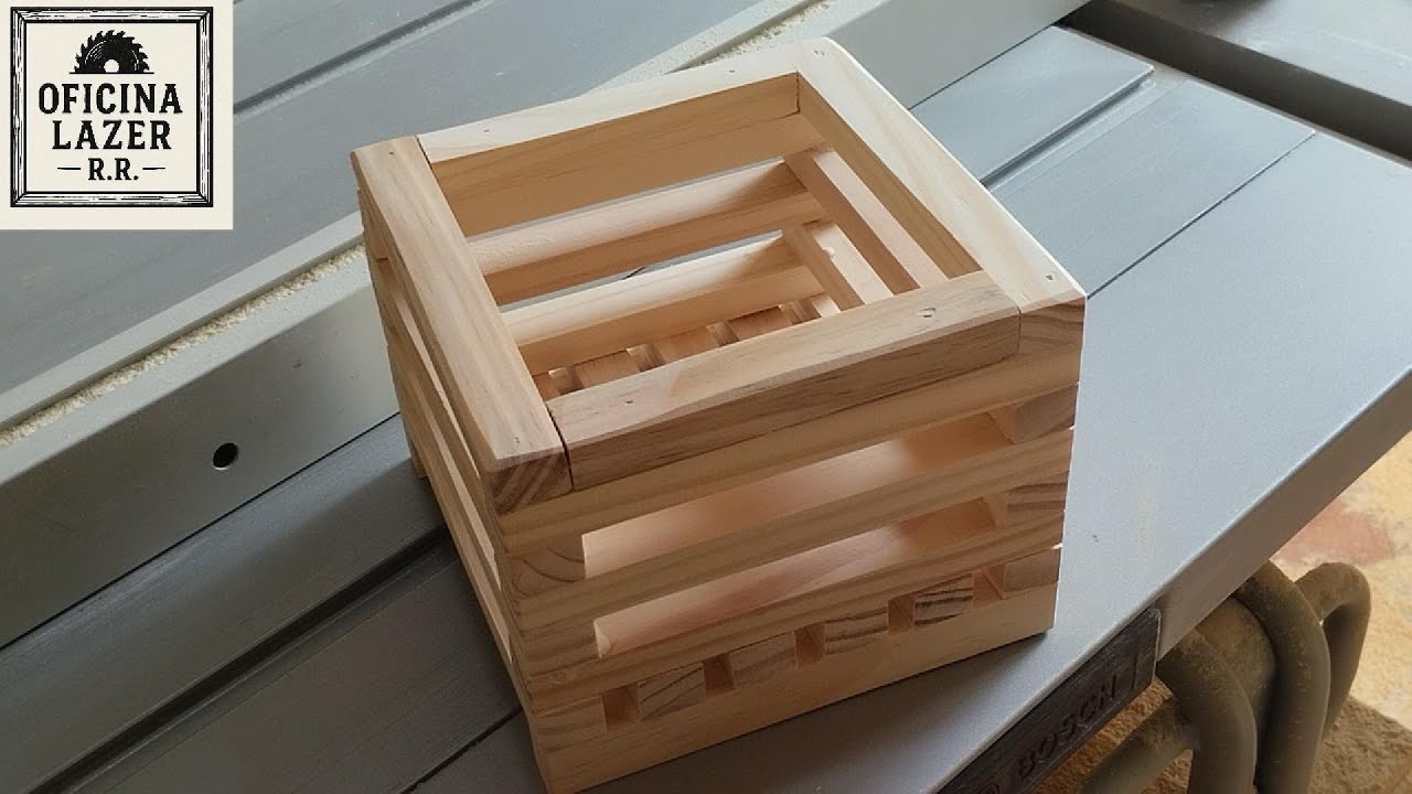 Com resto de madeira de pinus fiz esse cachepô e também renda extra.