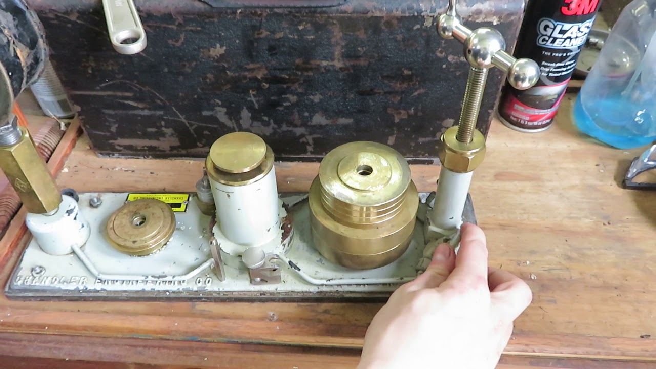 Learning how to use a Deadweight Tester