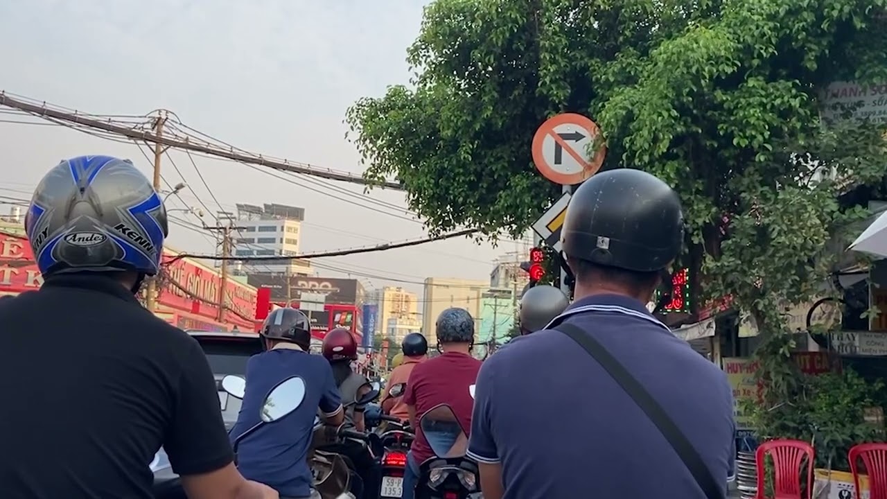 Daily struggle on the street of Saigon | SAIGON CRAZY NOON TRAFFIC [NO EDITS + 4K]