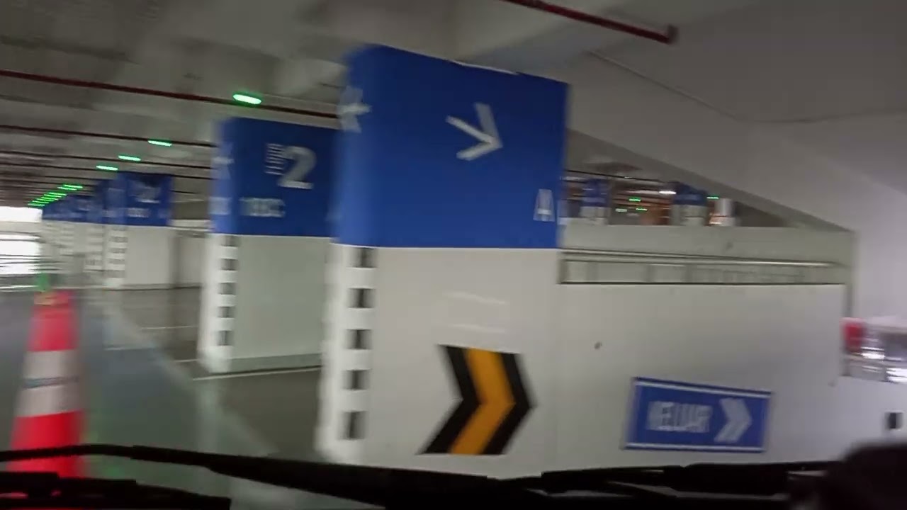 Parkiran di lantai paling atas coba kita hitung pas turun nya ada berapa lantai