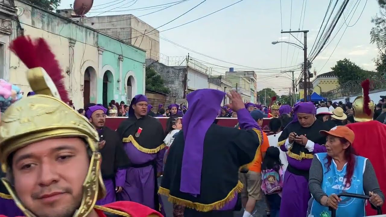 Ambiente previo sobre la 1a Avenida y marcha Tinieblas. Domingo de Ramos 2025 [GT]