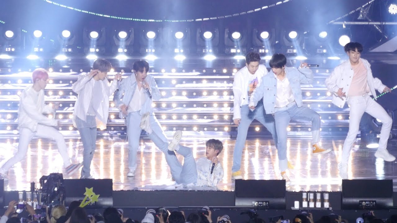 방탄소년단(BTS) IDOL(아이돌)추다 넘어진 석진(JIN), 걱정하는 멤버들.ㅠㅠ  [4K] 직캠 Fancam by Mera