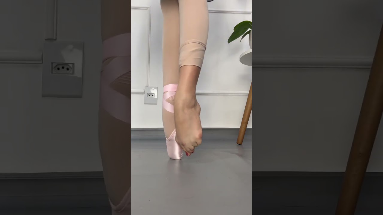 O p&eacute; da bailarina dentro da sapatilha de ponta 🤯