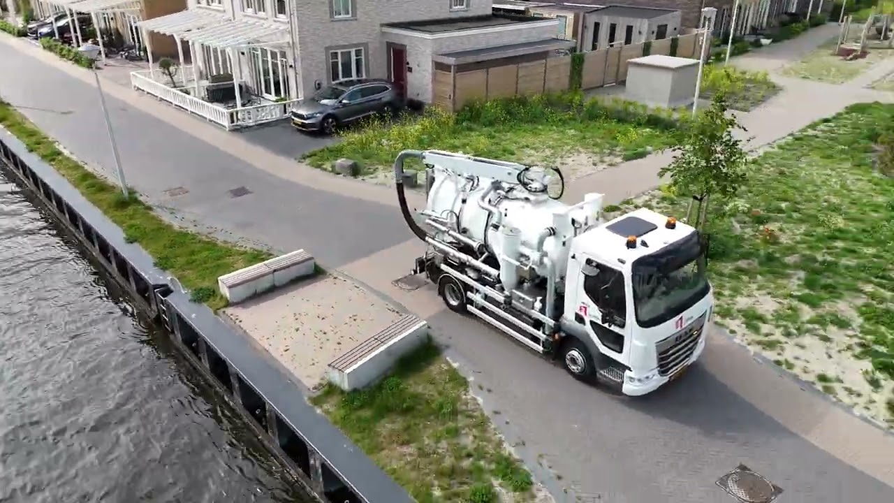 &Eacute;&eacute;n nieuwe kolkenzuiger voor de Leidse binnenstad.