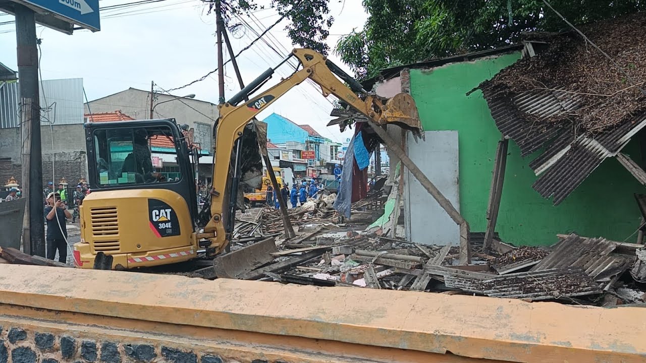 Tak Ada Perlawanan, 64 Bangunan Liar di Palimanan Cirebon Rata Tanah demi Revitalisasi Irigasi