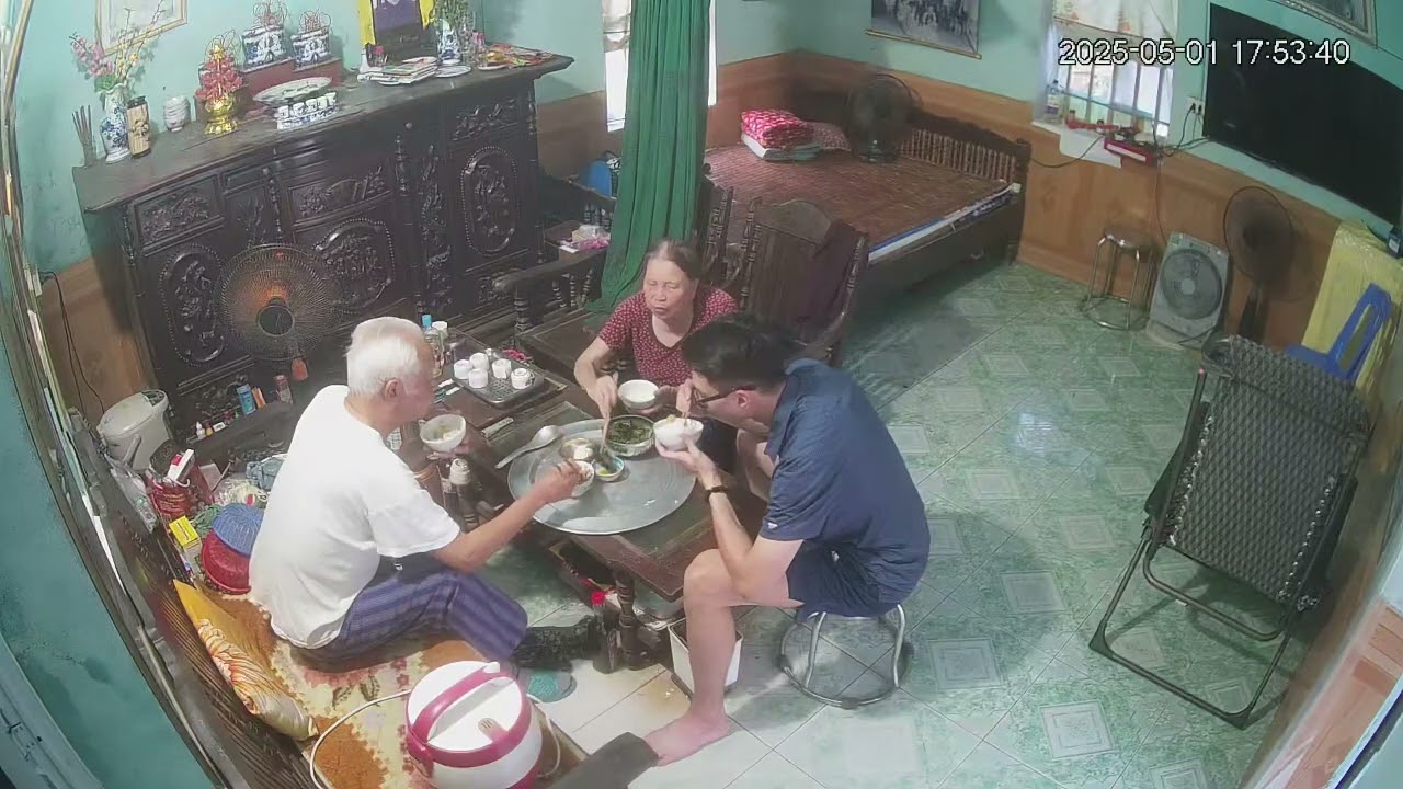 Cháu về thăm ông bà.
