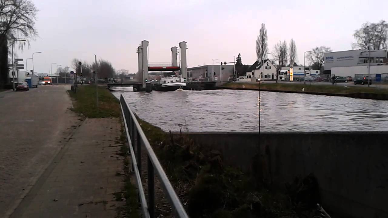 Hefbrug Bosscheweg over het Wilhelminakanaal in Tilburg opent zich voor een vrachtbootje 'Variante'