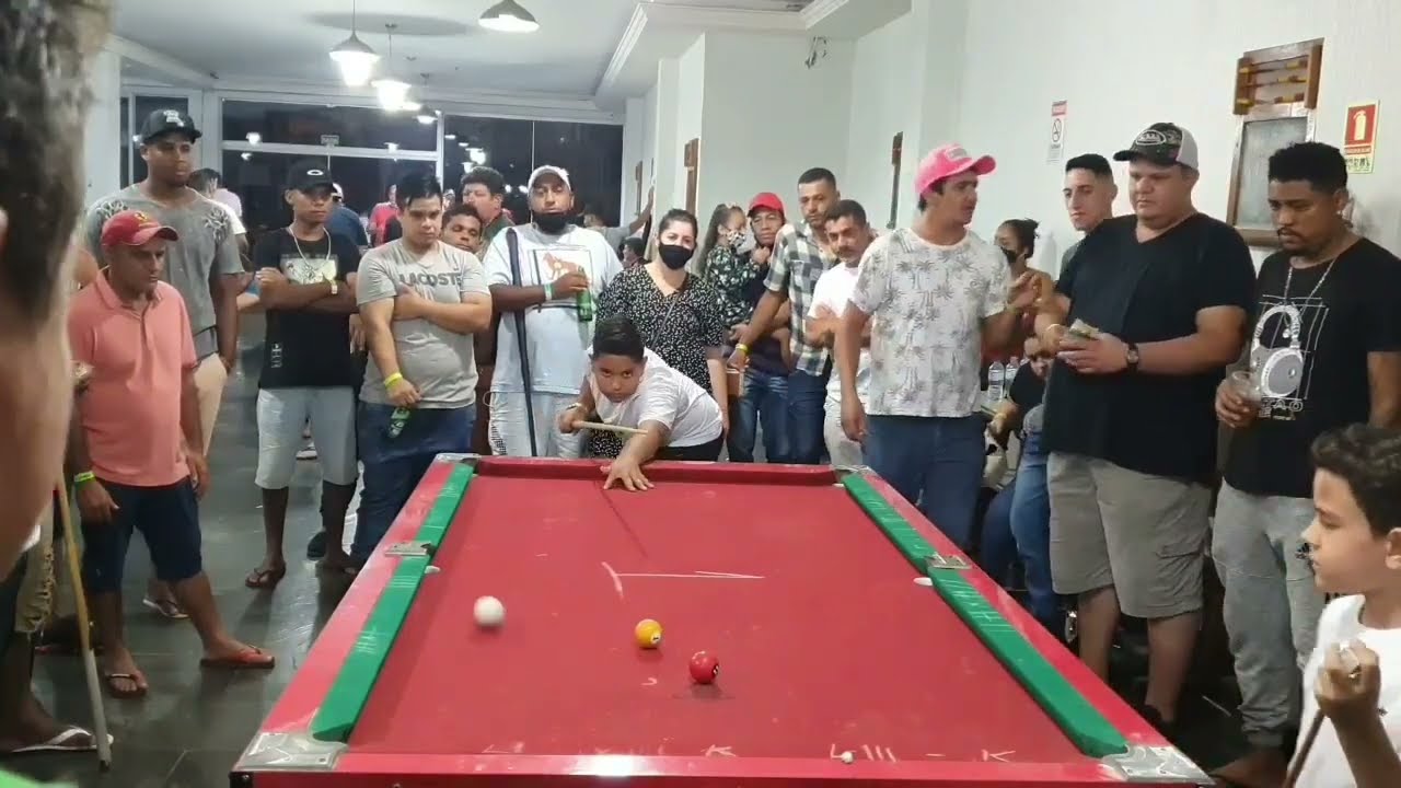 Dois meninos habilidades incrível na sinuca!