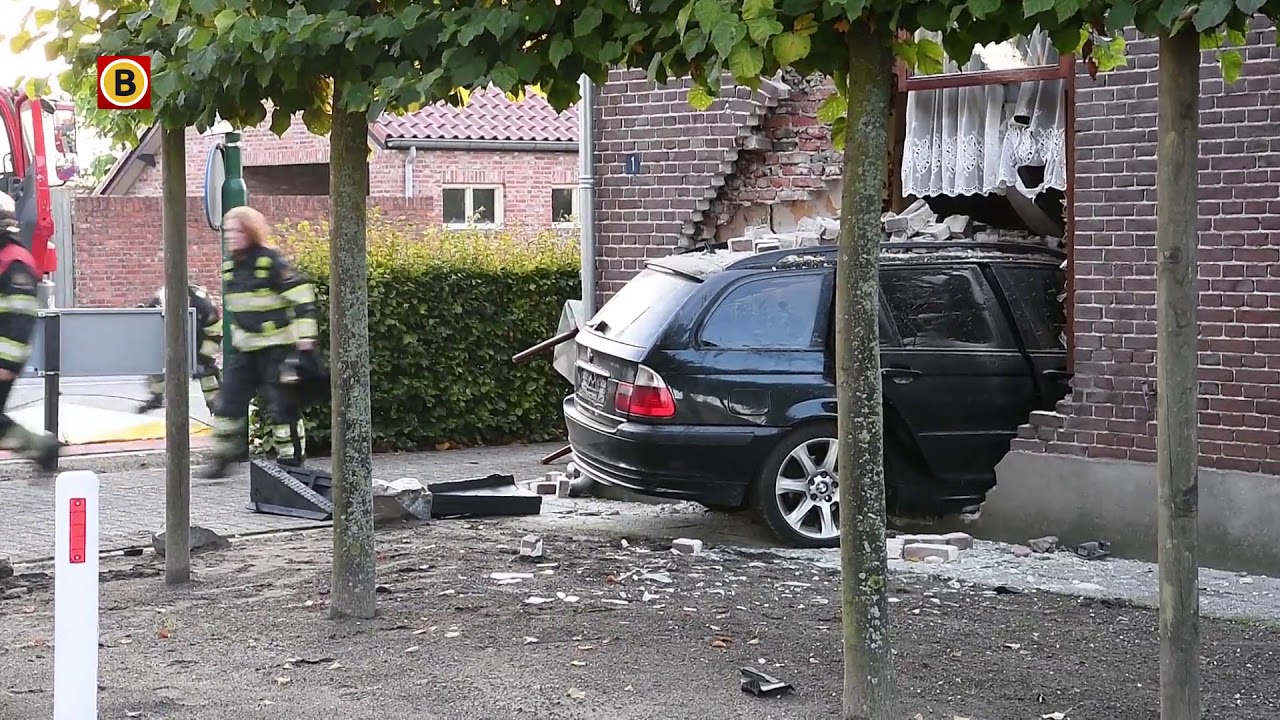 Auto rijdt huis in Luyksgestel binnen,  slapende bewoner raakt ernstig gewond