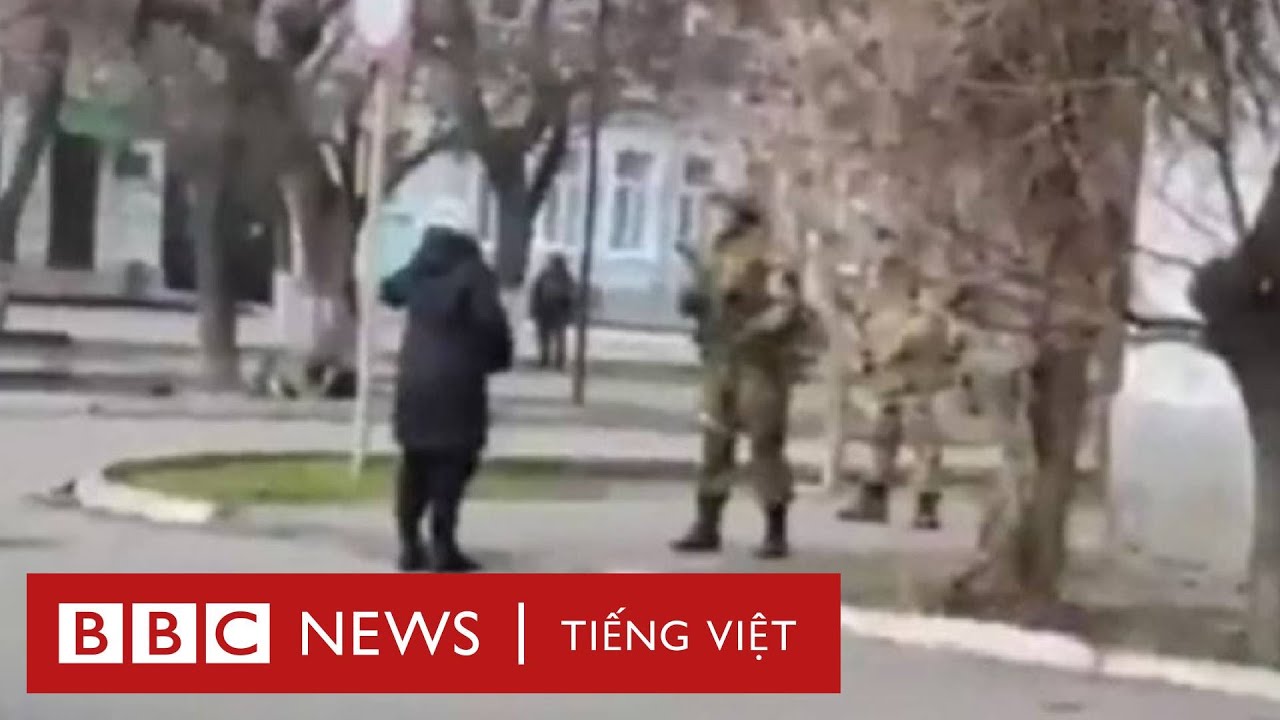 Khoảnh khắc một phụ nữ Ukraine chất vấn l&iacute;nh Nga