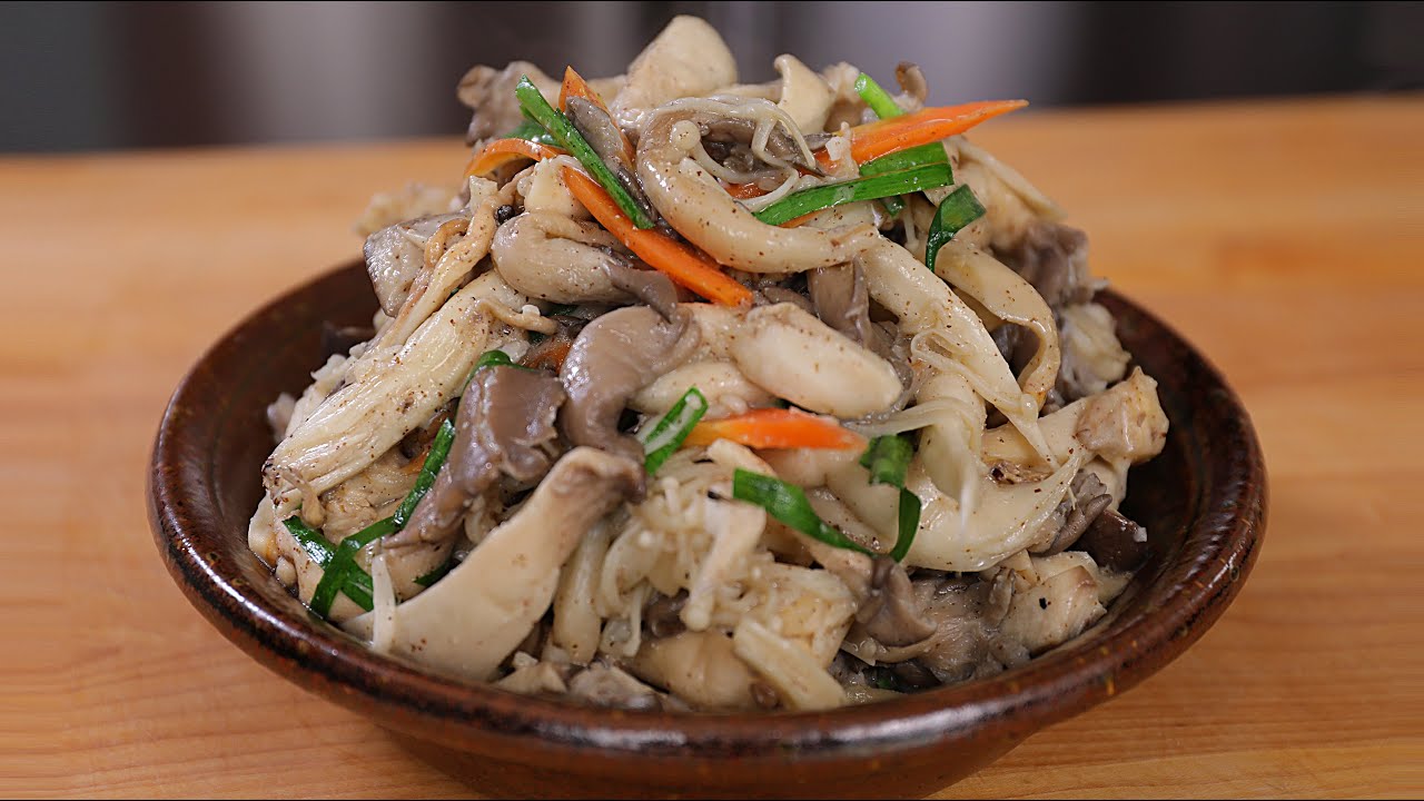 Stir-fried oyster mushrooms (Neutari-beoseot-bokkeum: 느타리버섯볶음)