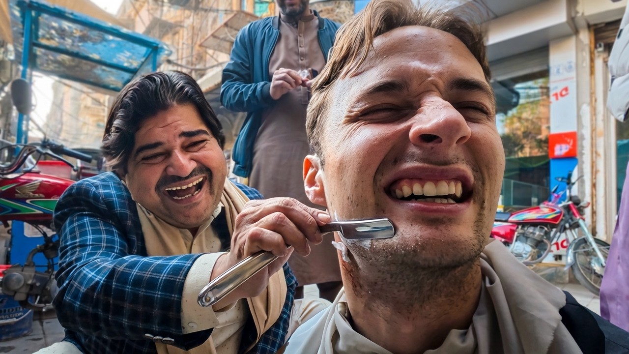 Уличное бритье с самым известным человеком Пешавара (Пакистан 🇵🇰)
